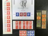 une photo d'une collection de timbres exposée dans une vitrine