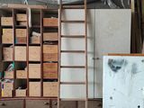une échelle adossée au mur d'une pièce