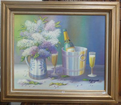 une photo d'un tableau représentant un vase de fleurs et une bouteille de vin