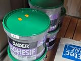 trois seaux de peinture posés sur une palette