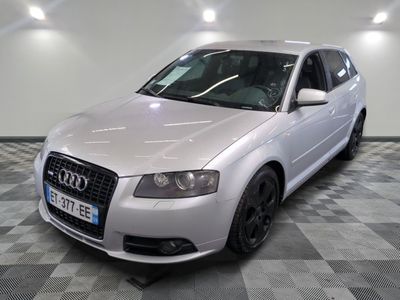 la photo d'une voiture blanche garée dans un garage