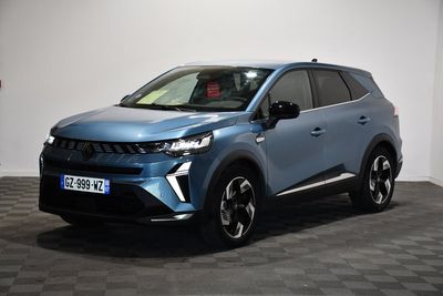 un 4x4 bleu garé dans une pièce au sol en damier