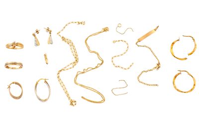 beaucoup de bijoux en or sur une surface blanche