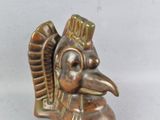 figurine en laiton représentant un oiseau au long bec, sur fond blanc