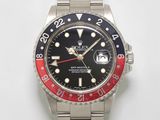 une montre-bracelet dotée d'une lunette rouge et bleue