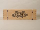 l'image d'une boîte en bois sur laquelle figure un logo