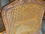 quatre chaises anciennes à dossier en rotin et assise en osier dans une pièce