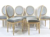 quatre chaises avec un revêtement bleu, un revêtement bleu, un revêtement bleu, un revêtement bleu, un revêtement bleu, un revêtement bleu, un revêtement bleu, un revêtement bleu