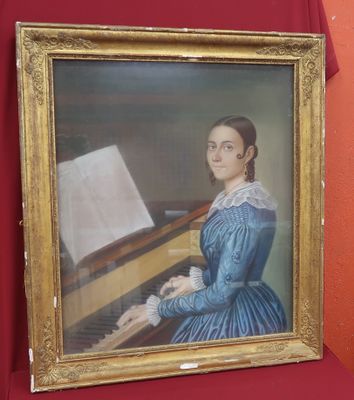un tableau représentant une femme en robe bleue assise au piano