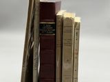 plusieurs livres sont empilés sur une table