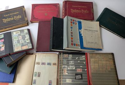 un grand nombre de livres posés sur une table