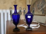 deux vases bleus posés l'un à côté de l'autre sur une table