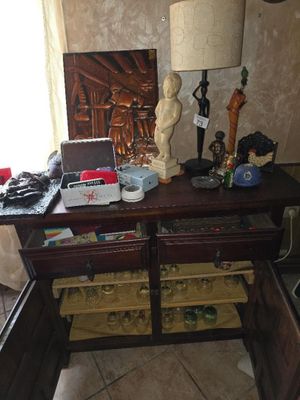 un bureau sur lequel se trouvent une lampe, un abat-jour et d'autres objets