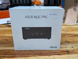 Le carton de l'ASUS NUC Pro est posé sur une table en bois