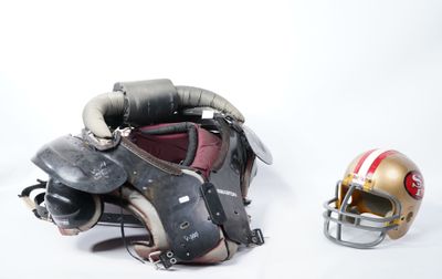 deux casques de football américain et un casque sur fond blanc
