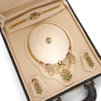 une boîte contenant un ensemble de bijoux, posée sur une surface blanche