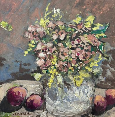 une peinture représentant un vase de fleurs et de fruits sur une table