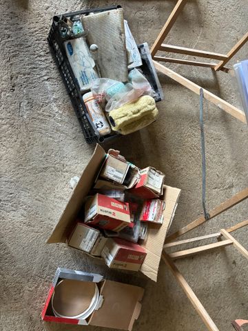 Lot de 2 caisses de quincaillerie diverses