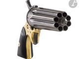 Ce pistolet est en métal et possède une crosse en bois.