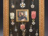 une vieille photo représentant un homme décoré de nombreuses médailles
