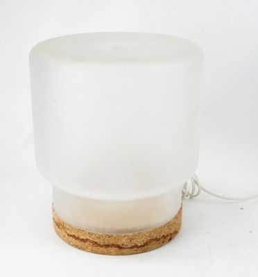une bougie en verre dépoli avec un socle en liège