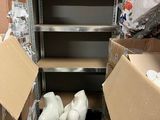 de nombreux cartons et mannequins en carton dans une pièce