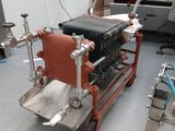 une machine placée au milieu d'une pièce