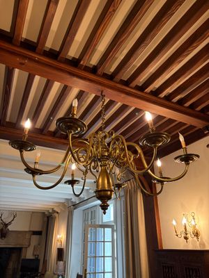 un lustre suspendu au plafond de la pièce