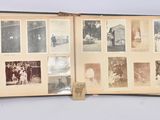 un livre ouvert sur lequel sont posées plusieurs vieilles photos