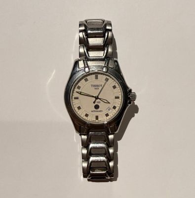 gros plan d'une montre sur une surface blanche