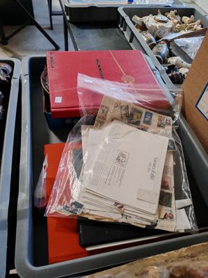 une table sur laquelle sont posés un tas de papiers et d'autres objets