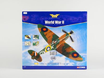 La maquette d'un avion de chasse de la Seconde Guerre mondiale se trouve dans la boîte