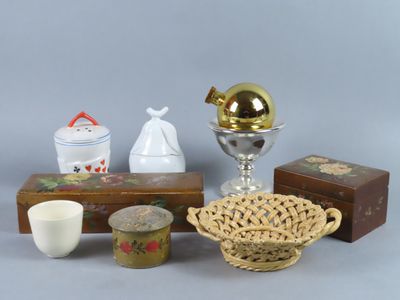 un grand nombre d'objets posés sur une table