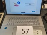 deux ordinateurs portables posés sur un bureau, avec une étiquette de prix sur l'écran
