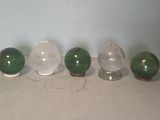 quatre boules de verre posées les unes à côté des autres sur une table