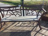 un banc posé sur une terrasse au bord de l'eau