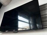un téléviseur à écran plat fixé au mur d'une pièce