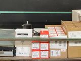de nombreux cartons sur une palette, dont un grand nombre