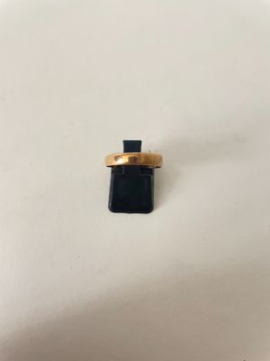 une bague en or posée sur une surface blanche