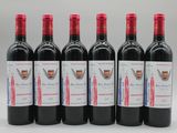 six bouteilles de vin rouge sont alignées