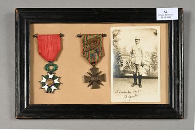 une vieille photo représentant un homme en uniforme et décoré de médailles