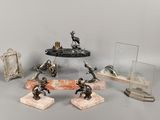 un grand nombre de figurines posées sur une table