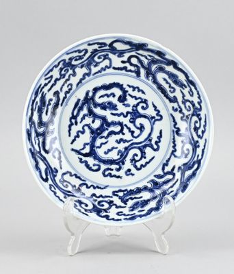 Assiette chinoise bleue et blanche ornée d’un motif de dragon