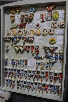 une photo d'une vitrine sur laquelle sont disposés de nombreux aimants