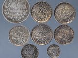 six pièces de monnaie britanniques différentes sont disposées en cercle sur un fond bleu