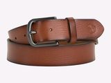 ceinture en cuir marron avec une boucle métallique sur fond blanc