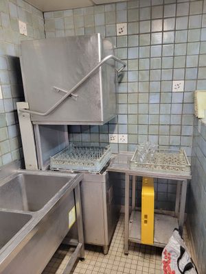 une image d'une cuisine avec un évier et une cuisinière