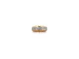 une bague en or blanc et or jaune sertie de diamants sur fond blanc