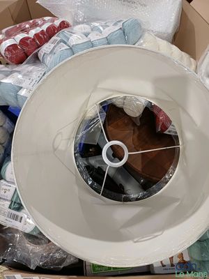 une boîte pleine d'objets assortis qui se trouvent dans la boîte