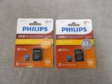 deux cartes micro SD Philips empilées l'une sur l'autre